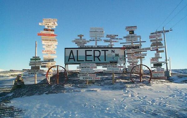 À l'aéroport d'Alert, les pancartes sont nombreuses,. La plus grande, celle au centre, indiquant le nom de la ville a été installé en 1967. @jprog.ca